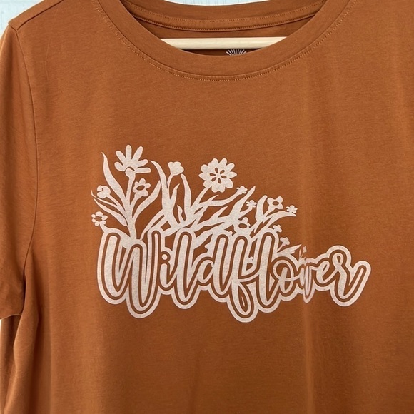 SHYANNE WOMEN'S COGNAC PECAN WILDFLOWER GRAPHIC TEE - XL - Picture 8 of 12